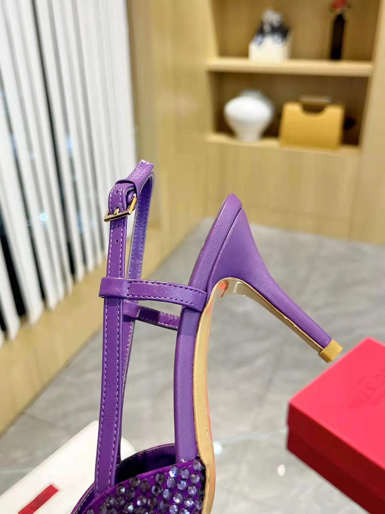 👟👟Ex-factory price 440👟👟 Genuine leather sole + 40 Kloesch diamond buckle Valentino.Valentino big v buckle single shoes ㊙️Latest series of counter genuine version with perfect details. Authentic products are made one to one. All details are consistent with genuine ones. The upper foot is very pedicure type. The key point is that it is very good and easy to control. It does not wear the feet and does not tire the feet. It is a walking artifact. The last shape is completely compared to the counter. The details are perfect. It is impossible to make such an exquisite product without the original version. Exclusive molded brass color. The highest version on the market. Fabric: imported sheepskin, lining and foot pads are all sheepskin. Color: 13 colors available. Sizes (34 to 42). Customized size 34 and 42. Non-returnable and non-exchangeable. Heel height: 7CM. Rubber sole. Genuine leather sole +40
